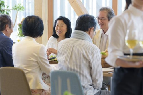 顔合わせワンピースは花柄でもいいの に答えます 結婚式場探しブログ